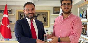 Derneğimiz Başkanı Sayın Nejdet Tıskaoğlu, Sayın Hüseyin Bal’a şehrimizin simgesi olan “Madenci Heykeli” hediye ederek teşekkürlerini sundu.