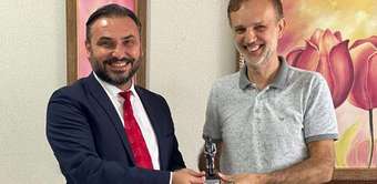 Derneğimiz Başkanı Sayın Nejdet Tıskaoğlu, Sayın Refik Balkan’a şehrimizin simgesi olan “Madenci Heykeli” hediye ederek teşekkürlerini sundu.